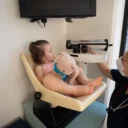 Baby wordt gewogen op het consultatiebureau voor de groeicurve baby