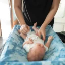 Ouder verschoont de luier van een baby om luieruitslag te voorkomen