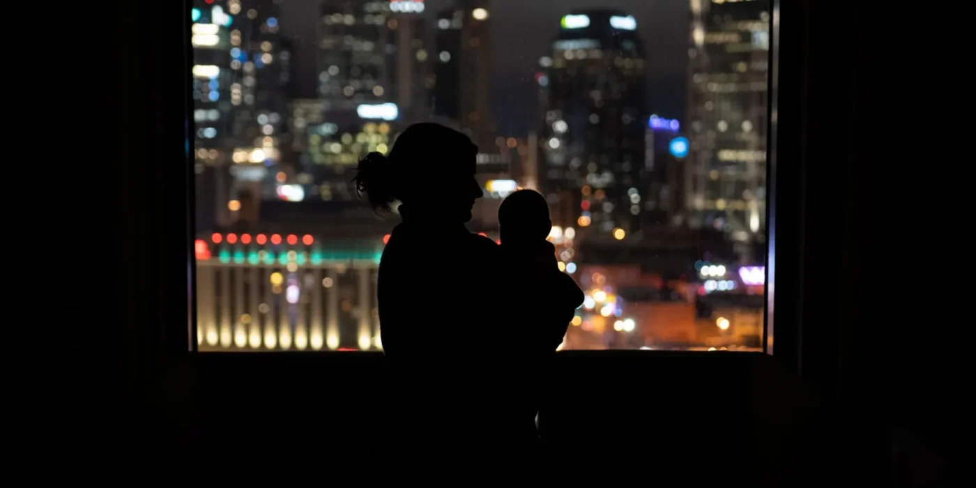 Ouder troost 's nachts een baby die door een slaapregressie wakker is